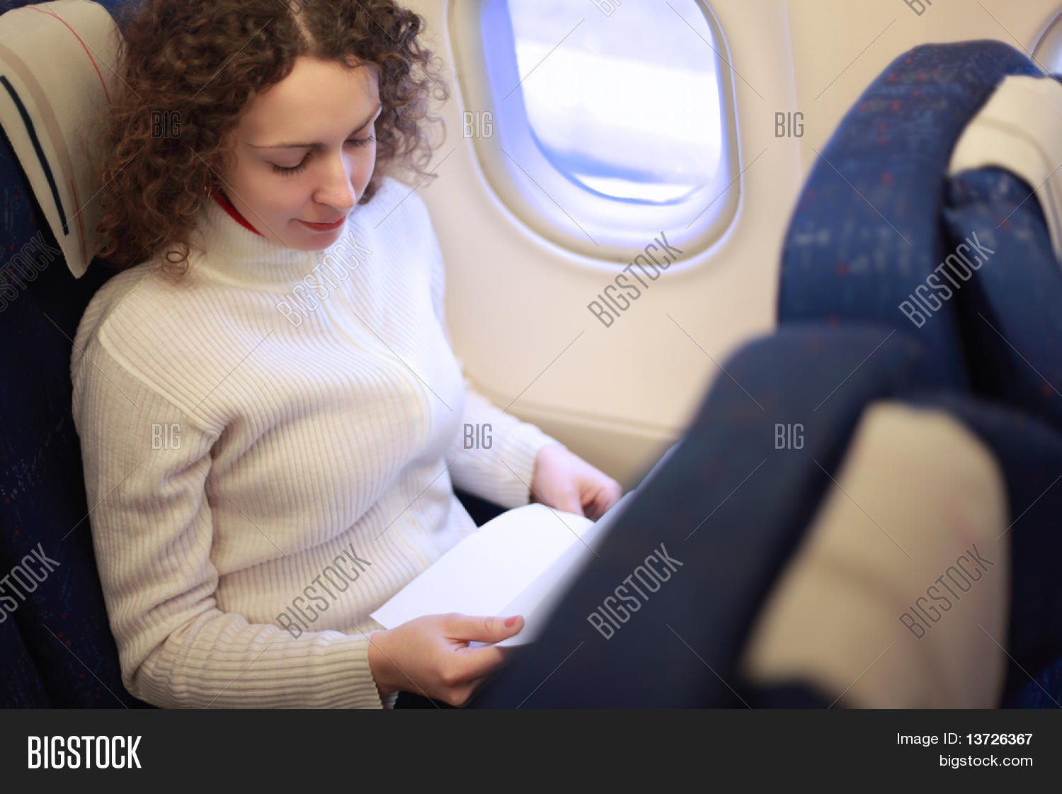 красивая девушка в самалиёти. самолет с пассажиром. девушка сидит в самолете. девушка сидит в самолете. девушка сидит в самолете.