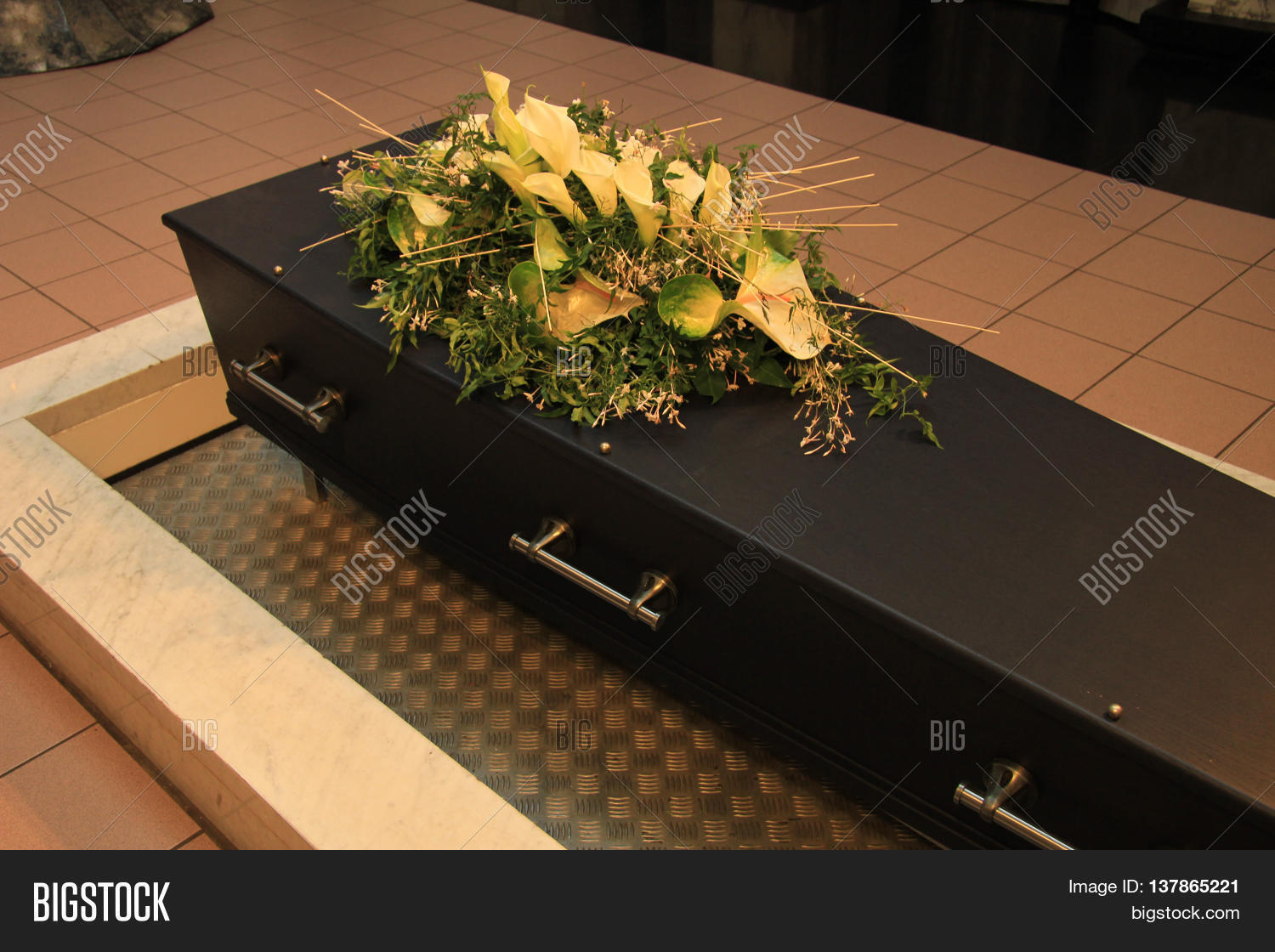 Магазин ритуальных принадлежностей. Венок на гроб. Гробы цинки ритуальные услуги. Кремация венки. Венок ритуальный с лентой.
