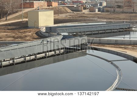 sludge scraper, Along rails in circle rotates - it separates sludge