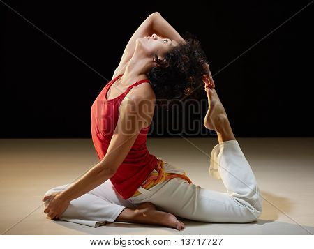 Yoga e donna ispanica facendo Stretching