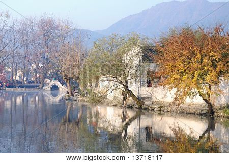 Piękne jezioro i most w Hongcun