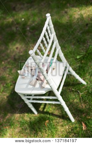 Bags of fabrics gifts for guests lying on the chiavari chairs-2