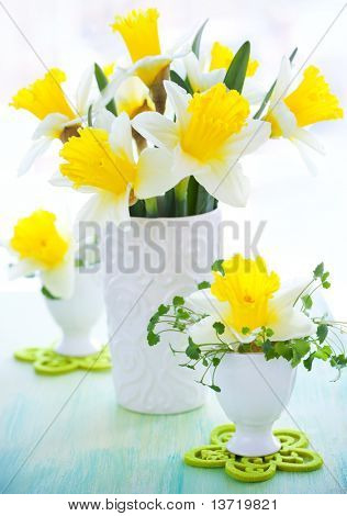 复活节装饰： 水仙在花瓶和 eggcups