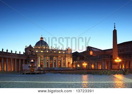 Vatikan Museum in Basilika des Heiligen Petrus am Abend in Rom, Italien