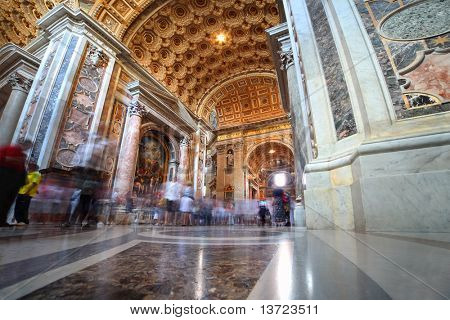 มุมมองภายในของโบสถ์ di San Pietro ในโรม อิตาลี สวยงามทองจบ