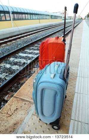 zwei große Reisen Taschen steht auf Plattform in der Nähe von Gleisanlagen. Perspektive
