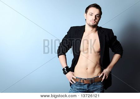 ภาพเหมือนของชายหนุ่มหล่อกล้ามเนื้อ ถ่ายในสตูดิโอ