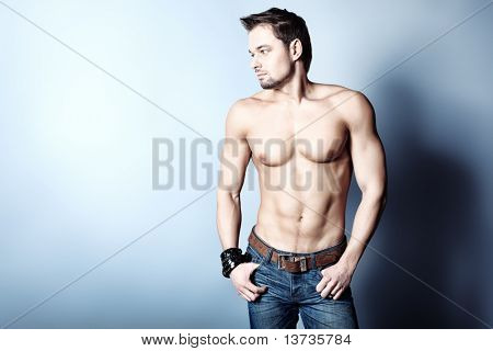 ภาพเหมือนของชายหนุ่มหล่อกล้ามเนื้อ ถ่ายในสตูดิโอ