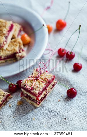 cherry crumble cake slices