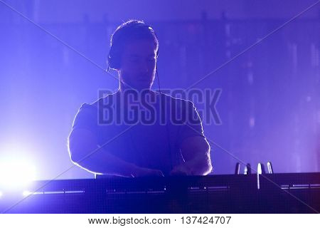 HOLLYWOOD, CA-OCT 24: DJ Calvin Harris performs onstage during CBS RADIOs third annual We Can Survive, presented by Chrysler, at the Hollywood Bowl on October 24, 2015 in Hollywood, California.