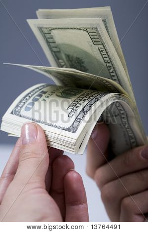 İnsan sayım bir engellediğini dolarlık banknotlar eller