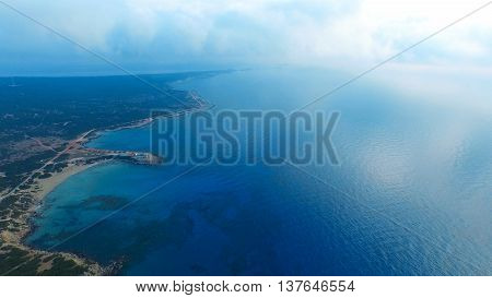 TOP VIEW OF AN ISLAND WITH A BEAUTIFUL SKIY