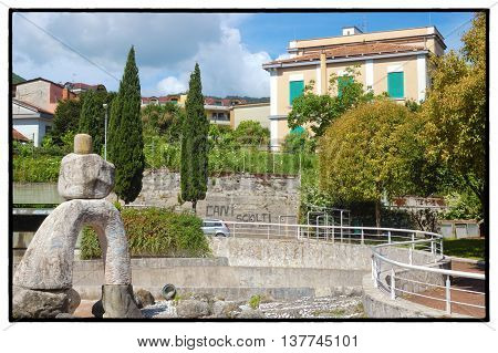 Pellezzano, Salerno La villa Comunale del piccolo villaggio di Coperchia con la scultura in pietra del viandante Italia, Maggio 2016  - Coperchia, Salerno The Public Garden with the  sculpture of the Wayfarer in the litlle village of Coperchia di Pellezza