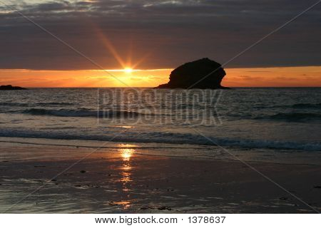 ดวงอาทิตย์ปรากฏอยู่ใต้เมฆมืด อาทิตย์