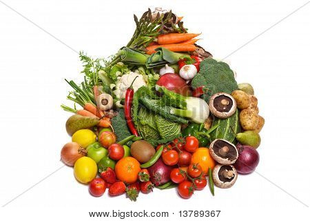 Obst und Gemüse, die isoliert auf weißem Hintergrund.
