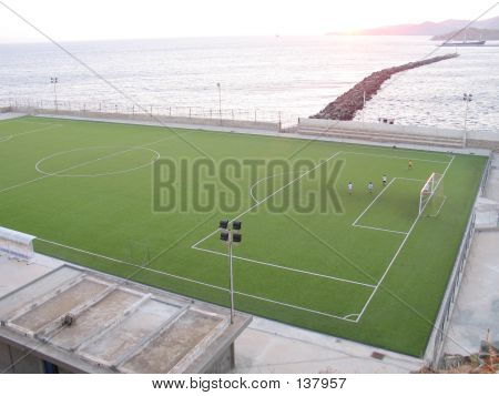 Giocare a calcio sul mare