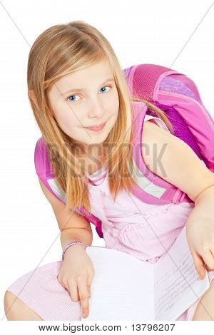 Skolepige sidder med Bacpack og laver lektier Over hvide