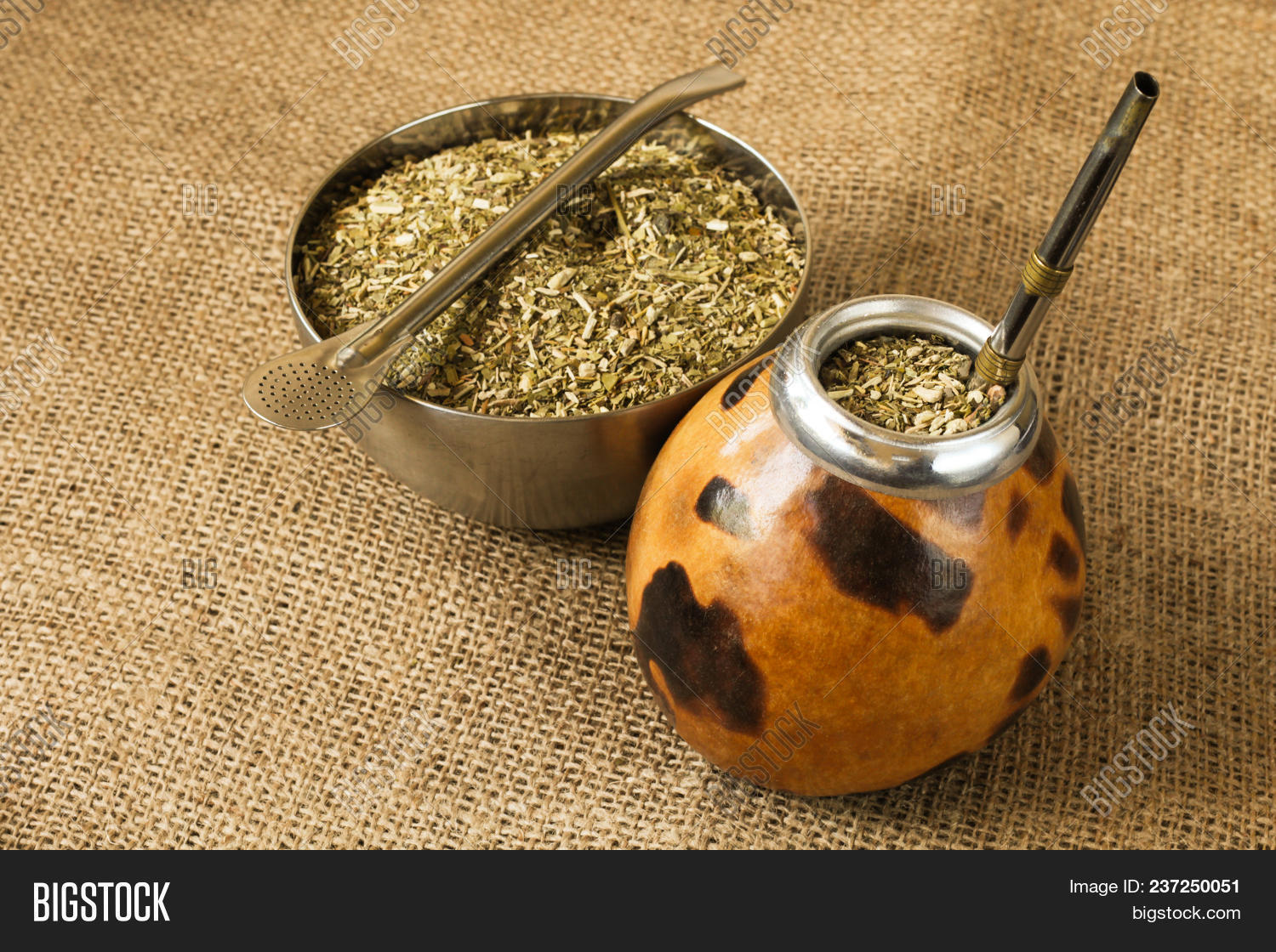 Матэ что это за напиток. Йерба мате живопись. Чай йерба мате. Yerba mate напиток. Йерба мате аргентинская.