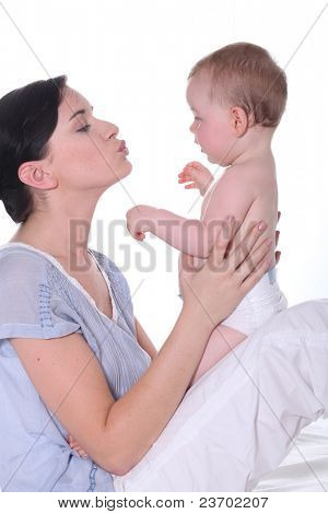 Frau küssen ihr baby