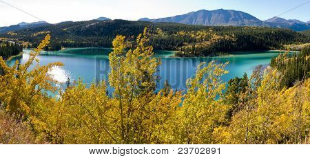 Lago Smeraldo di Carcross, territorio dello Yukon, Canada