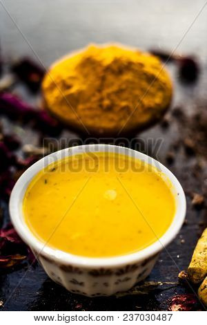 Chana,haldi,limbo Ka Ubtan Or Ayurvedic Face Pack Of Turmeric, Lemon, And Gram Flour On Wooden Surfa