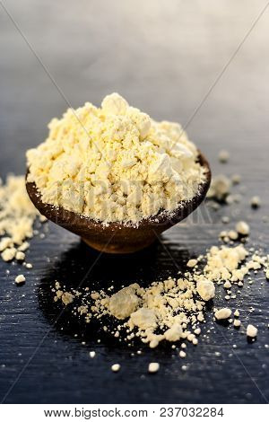 Chana,haldi,limbo Ka Ubtan Or Ayurvedic Face Pack Of Turmeric, Lemon, And Gram Flour On Wooden Surfa