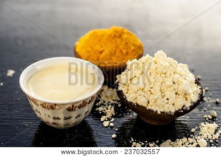 Chana,haldi,limbo Ka Ubtan Or Ayurvedic Face Pack Of Turmeric, Lemon, And Gram Flour On Wooden Surfa