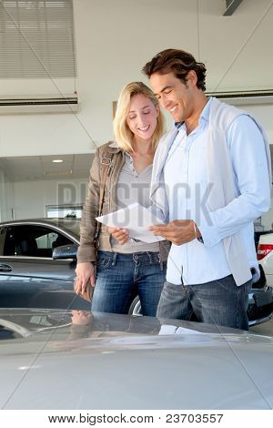 Paar Auto Dokumentation im showroom