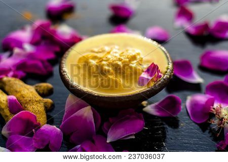 Chana,haldi,limbo & Milk  Ka Ubtan Or Ayurvedic Face Pack Of Turmeric, Lemon,gram Flour & Milk On Wo