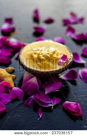 Chana,haldi,limbo & Milk  Ka Ubtan Or Ayurvedic Face Pack Of Turmeric, Lemon,gram Flour & Milk On Wo