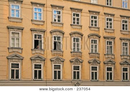 Person in einem Fenster