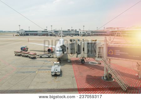 Bangkok,th -december 30:employees Are Transporting Bag To Airplane. On December 30,2017 In Bangkok,t