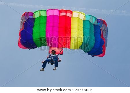 Faldskærmsudspringer demonstrere springer fra fly