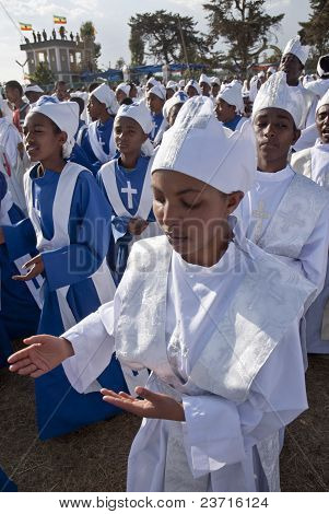 Christian ortodoxos devotos cantando e batendo palmas como eles chegam no Festival Timket.