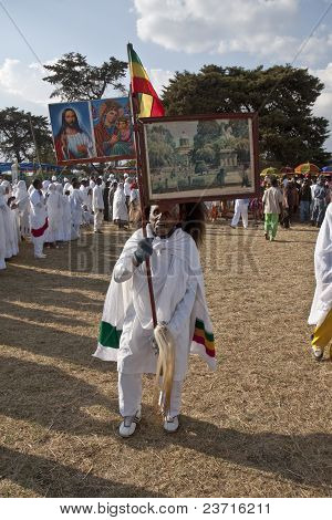 Christian ortodoxos devotos carregando imagens religiosas no Festival Timket.