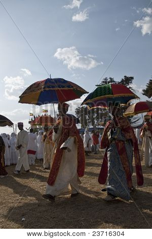 Christian ortodoxos devotos andando sob sua égide cerimonial no Festival Timket.