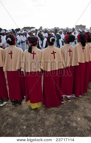 Devotos de Christian Orthodox em linha e cantando no Timket Festival.