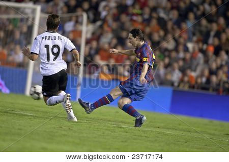 VALENCIA - Oktober 17: Leo Messi (R) des FC Barcelona in Aktion bei spanischen Fußball-Liga-Match Valen