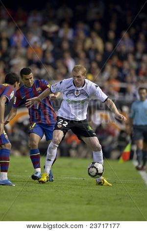 VALENCIA - Oktober 17: Mathieu (R) von Valencia FC in Aktion am spanischen Fußball-Liga-Match Valencia