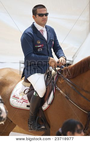 VALENCIA, Hiszpania - 7 maja: Rider Guido Grimaldi, jazda w stylu secesyjnym, Włochy w Global Champions Tour