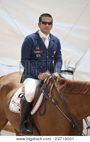 VALENCIA, Hiszpania - 7 maja: Rider Guido Grimaldi, jazda w stylu secesyjnym, Włochy w Global Champions Tour