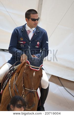 VALENCIA, Hiszpania - 7 maja: Rider Guido Grimaldi, jazda w stylu secesyjnym, Włochy w Global Champions Tour