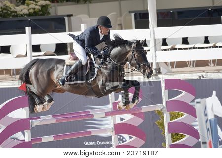 VALENCIA, İspanya - 8 Mayıs: Binici Giunti, at Sjieco, Italya'da küresel Şampiyonlar Tur Valencia 201