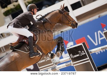 VALENCIA, Espanha - 8 de maio: França de Staut, cavalo Brasil, piloto no Global Champions Tour Valência 201