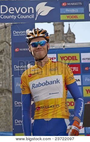 Gelbe Trikot Inhaber Lars Boom von Rabobank Cycling Team vor Beginn der Tour Britia