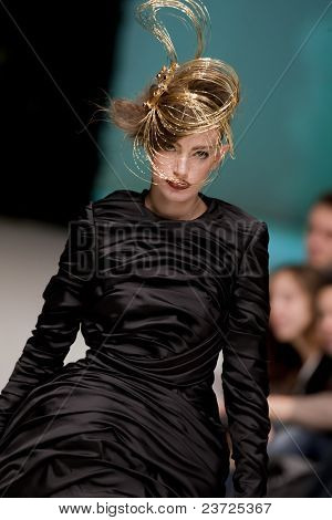 VALENCIA, İspanya - 3 Şubat: Higinio Mateu tasarım Valencia moda gösterilen podyuma Model 