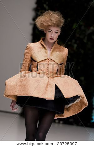 VALENCIA, İspanya - 3 Şubat: Higinio Mateu tasarım Valencia moda gösterilen podyuma Model 