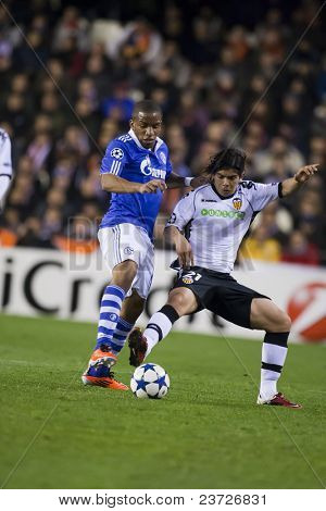 VALENCIA, Spanien - 15. februar - venstre Farfan og Banega i UEFA Champions League mellem Valencia