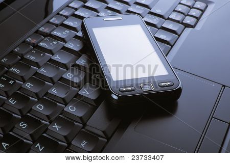 Telefon na notebooku