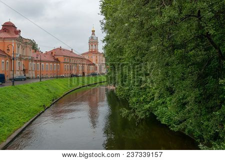 Russia, Saint Petersburg - August 18, 2017:  Embankment Of The Monastyrka River Near The Northern Bo